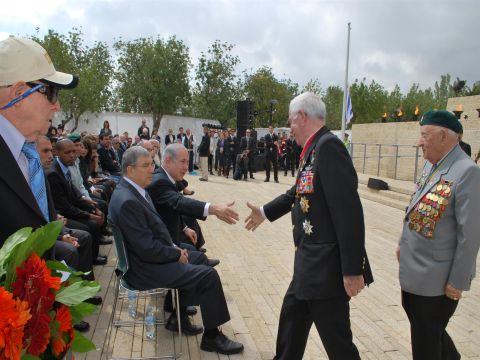 תנ"צ בדימוס רומן יגל, נשיא ארגון חיילים ופרטיזנים נכי המלחמה בנאצים, עם ראש הממשלה בנימין נתניהו [צילום: ארטיום דגל]