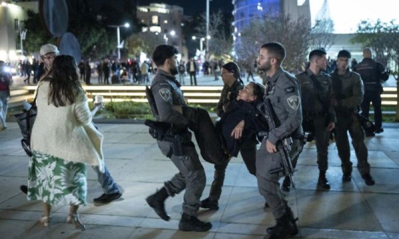 פיזור מפגינים מכיכר הבימה [צילום: פלאש 90]