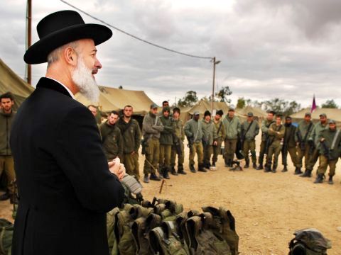 הרב הראשי עם חיילי גבעתי [צילום: דו"צ]
