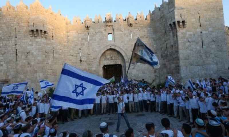 ריקוד דגלים בשער שכם [צילום: יונתן זינדל/פלאש 90]