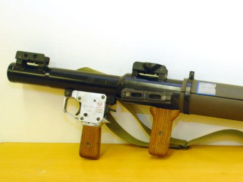 משגר RPG של החיזבאללה ועליו מוטבע סמל התעשיה הביטחונית האירנית. [צילום: דובר צה"ל]