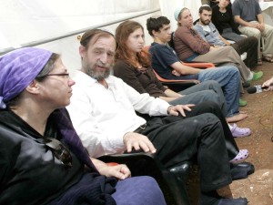 משפחתו של נועם לוי יושבת שבעה במצפה נטופה [צילום: אנה קפלן / ג´ייני]