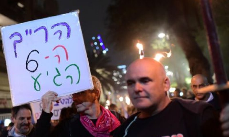 מפגינים נושאי לפידים [צילום: תומר נויברג/פלאש 90]