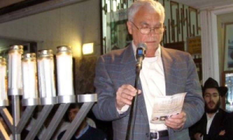 צבי רגב מדליק נר שביעי [צילום: שי וקנין]
