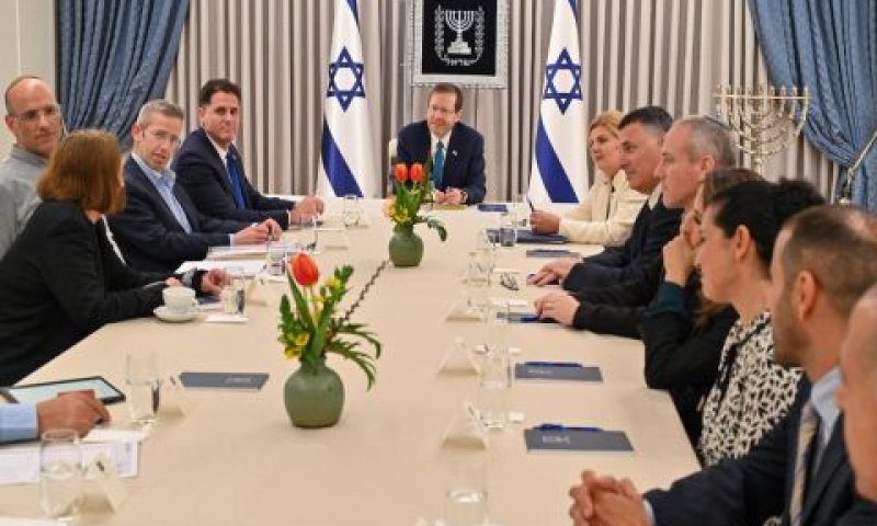 הפגישה הראשונה [צילום: קובי גדעון/לע"מ]