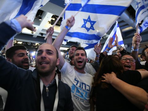 פעילי כחול-לבן אחרי המדגמים [צילום: גילי יערי, פלאש 90]