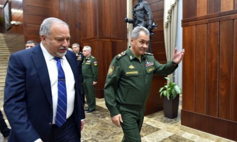 שר הביטחון, אביגדור ליברמן, עם שר ההגנה הרוסי, סרגיי שויגו [צילום: אריאל חרמוני, משרד הביטחון]