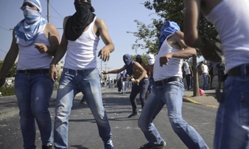 יידוי אבנים ושריפת צמיגים [צילום: AP]