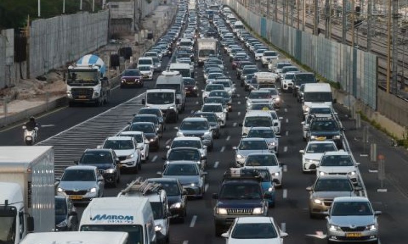 עליית מחירי הדלק הזניקה את סעיף התחבורה [צילום: אבשלום ששוני/פלאש 90]