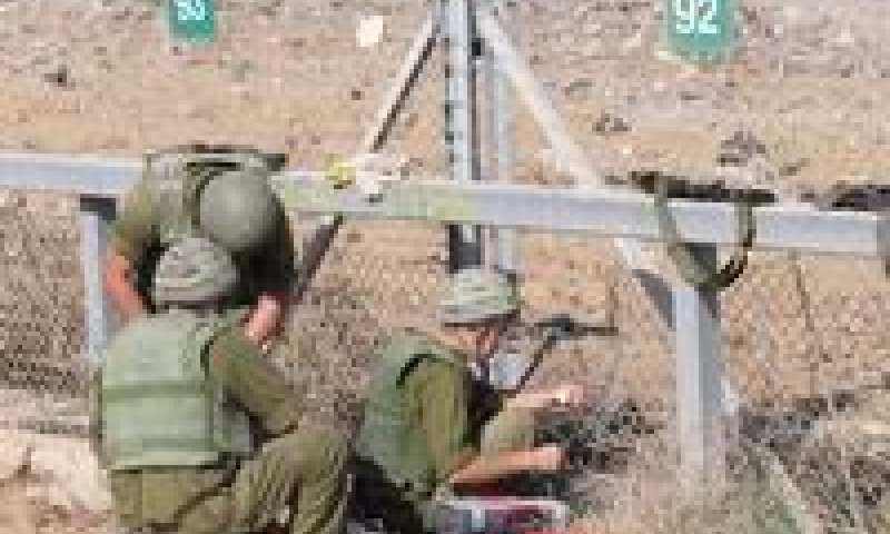 תיקונים ליד גדר המערכת. שוב ירי פצמ"רים [צילום: לידור שלמן]