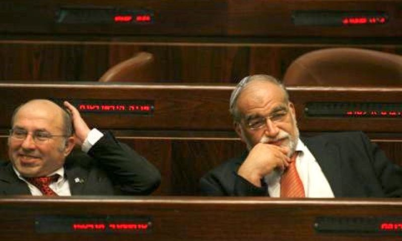 ח"כ דוד רותם ולצידו ח"כ אברהם מיכאלי משס. זה שיתמוך וזה שיתנגד [צילום: פלאש 90]