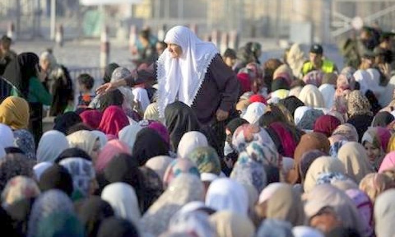 פלשתיניות מתגודדות מול מחסום קלנדיה [צילום: מוחמד מג'די/AP]
