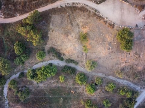 צילום אויר של העיר התחתית מתקופת הברזל בגת פלישתים עם ביצורים, שער ומבנים שונים מתקופת המלוכה [צילום: גריפין צילומי אויר]