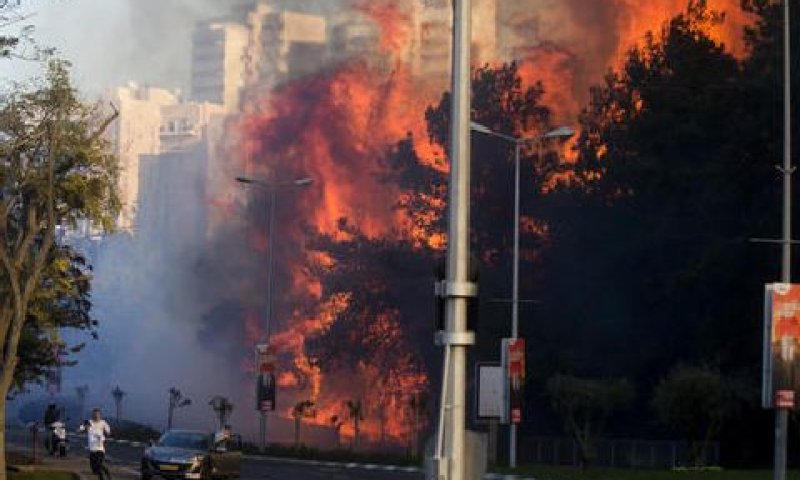 בניין בחיפה עולה בלהבות [צילום: אריאל שליט/AP]