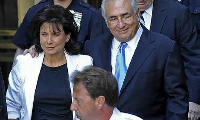 שטראוס קאהן מלווה באשתו ביציאה מבית המשפט [צילום: AP]