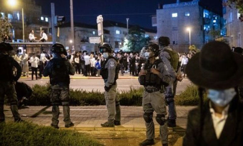 שוטרים במאה שערים, אוקטובר 2020 [צילום: יונתן זינדל, פלאש 90]