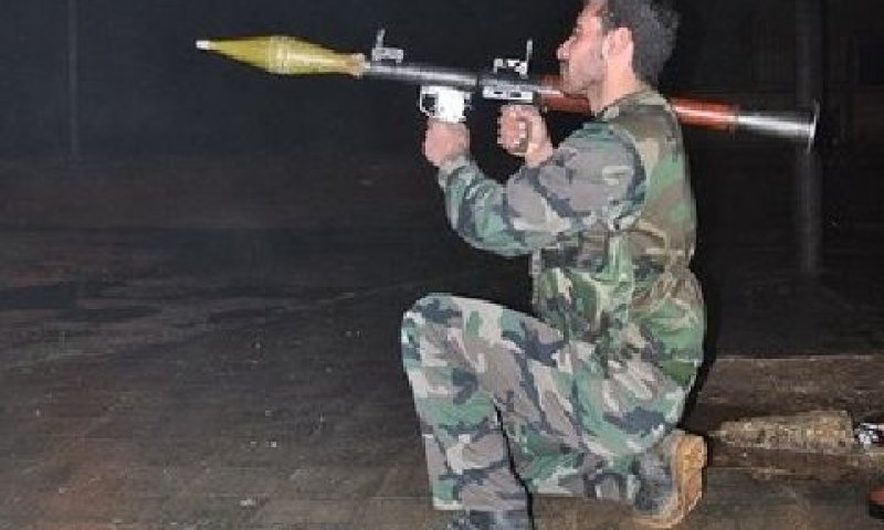 מורד סורי אוחז ברקטה נגד טילים [צילום: AP]