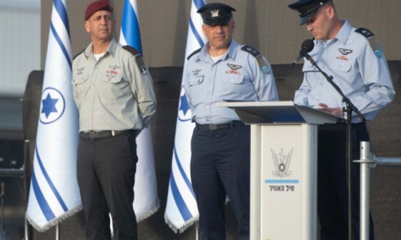 הרמטכ"ל כוכבי ומפקדי חיל האוויר - היוצא והנכנס [צילום: דובר צה"ל]
