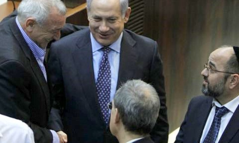 אהרונוביץ'. קיבל לחיצת יד וחיבוק חם מנתניהו [צילום: פלאש 90]