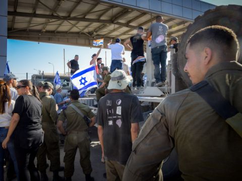 מחאה מול בסיס שדה תימן [דודו גרינשפן/פלאש 90]