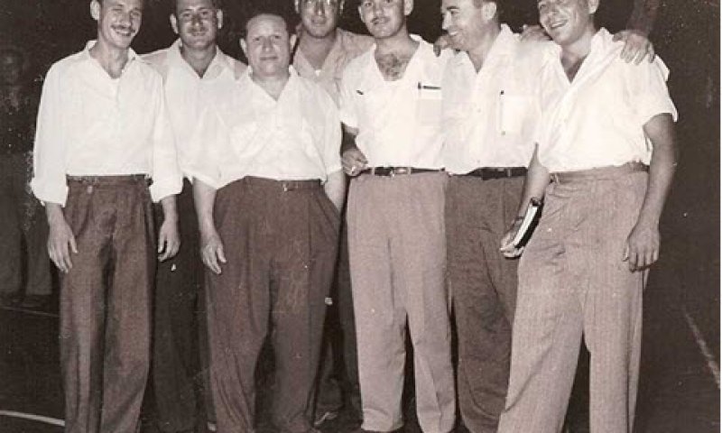 אהרון להב בצעירותו (ראשון מצד ימין) [צילום: באדיבות משפחת להב]