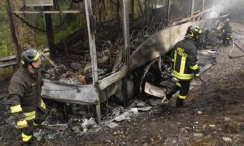 האוטובוס השרוף [צילום: AP]