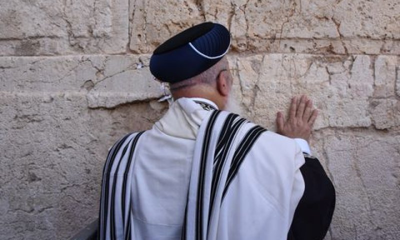 הרב עמאר ליד אבני הכותל [צילום: אביעד גוטמן]