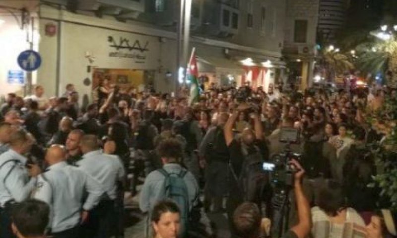 מאות מפגינים בכיכר פריז בחיפה