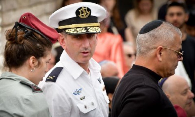 תא"ל הגרי בלוויה של גל איזנקוט [צילום: אבשלום ששוני/פלאש 90]