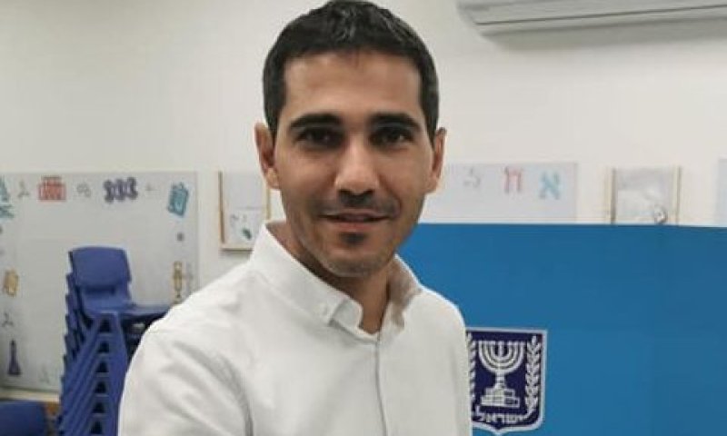 רועי גבאי מצביע [צילום: פייסבוק]