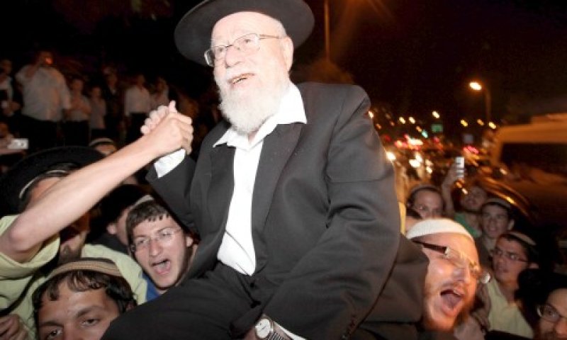 הרב ליאור נישא על כפיים לאחר עיכובו לחקירה [צילום: פלאש 90]