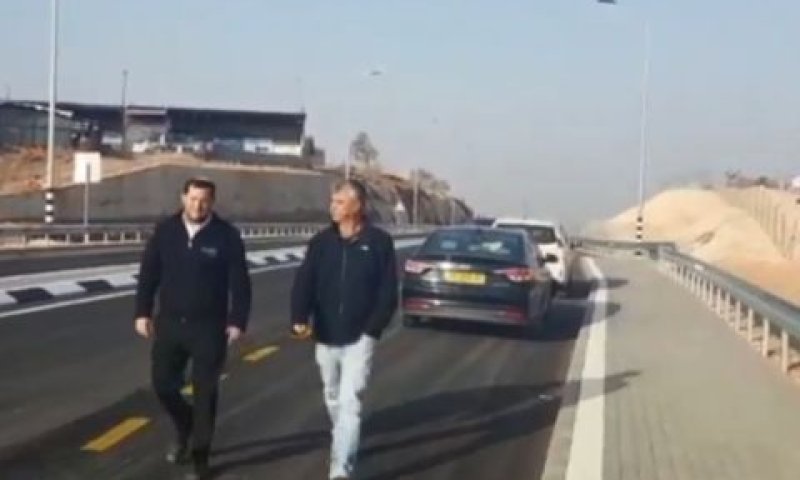 ראש מועצת השומרון יוסי דגן (משמאל) בכביש החדש [צילום: מוא"ז שומרון]