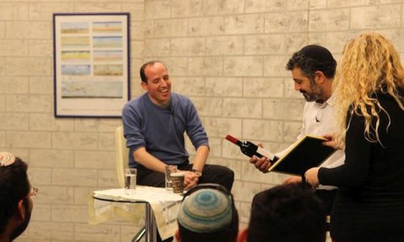 יחזקאלי אוחז בבקבוק יין [צילום: יח"צ]