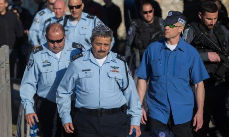 המפכ"ל רוני אלשיך בזירת הפיגוע [צילום: יונתן זינדל/פלאש 90]