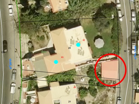 החניה המקורה - בשטח של כהן וקצת בשטח ציבורי