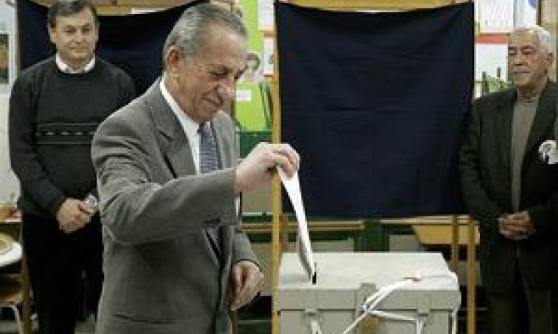 המפסיד בסיבוב הראשון: נשיא קפריסין טסוס פפדופולוס מטיל את הפתק (צילום AP)