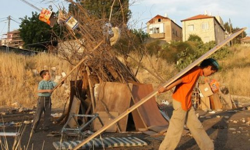 עוד קיסם למדורה [צילום: קובי גדעון/פלאש 90]