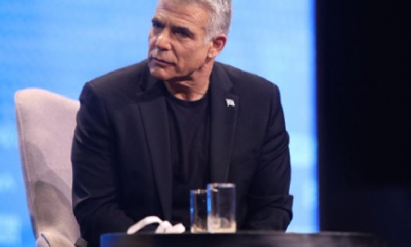 לפיד. הותקף פיזית