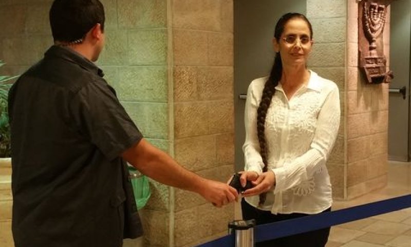ענת ברקו עם נשק