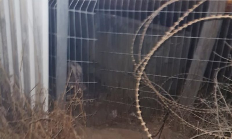 הפרצה בגדר הבסיס שדרכה חדרו הגנבים [צילום: משטרת ישראל]