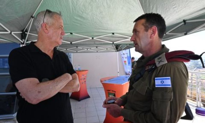 האלוף הרצי הלוי עם גנץ. הרמטכ"ל ה-23 [צילום: אלעד מלכה]