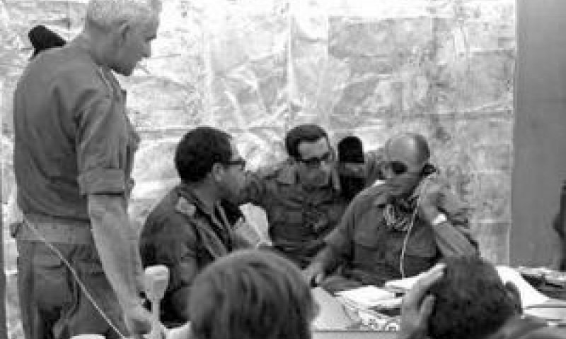שר הביטחון משה דיין והאלופים רחבעם זאבי ושמואל גונן [צילום: שלמה ארד/לע"מ]