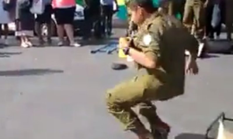 אחד החיילים בריקוד