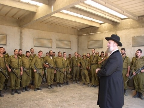 בשבוע שעבר קפץ לביקור אצל חיילי בט"ר "ניצנים", שרובם הוגדרו עד לגיוסם לשלב ב' ככאלו ש"תורתם אומנותם", הרב הראשי לישראל, יונה מצגר, בדרכו לבקר את החיילים בפאתי עזה. הוא דרש בפניהם בשטח המטווחים של הבסיס [צילום: מאיר רוזנטל]