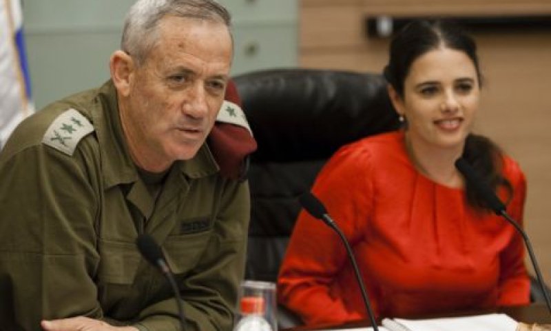 שקד עם הרמטכ"ל גנץ באחד מדיוני הוועדה [צילום: פלאש 90]