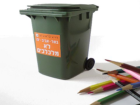 בין מוצרי החנות [צילום: אסף בן]