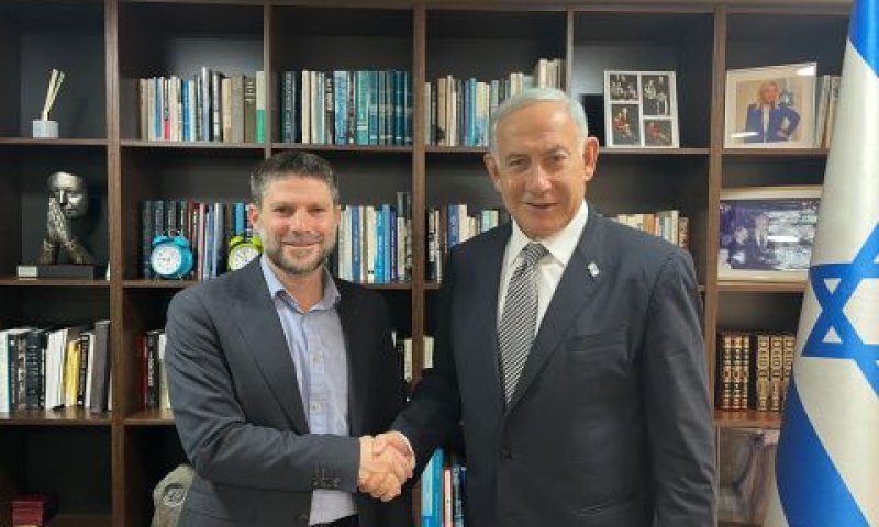 נתניהו וסמוטריץ' לוחצים ידיים
