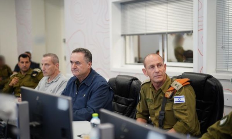 האלוף מילוא עם השר כ"ץ. תחל פתיחה הדרגתית של המשק [צילום: אריאל חרמוני, משרד הביטחון]