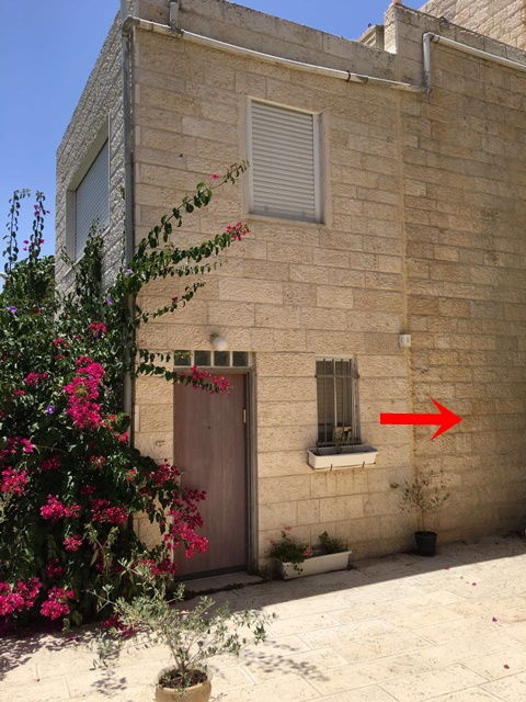 בחלק העליון - הרחבה לסלון שנבנתה בהיתר, בחלק התחתון - יחידת דיור שנבנתה ללא היתר. החץ - מיקום החפירה בהר לצורך הרחבת יחידת הדיור התחתונה.