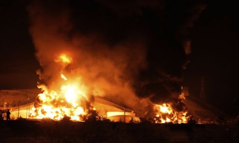 פגיעה במאגר נפט ליד טהרן [צילום: וחיד סאלמי, AP]